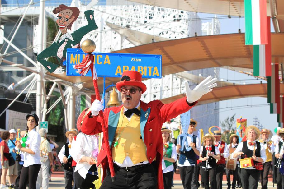  La banda della Musica Arabita sul Decumano. Il Carnevale fanese ha invaso Expo con oltre 100 artisti (con i costumi del gruppo folcloristico La Pandolfaccia, la bellezza di Miss Fano e Miss Carnevale, il corpo di ballo New Latin Academy).